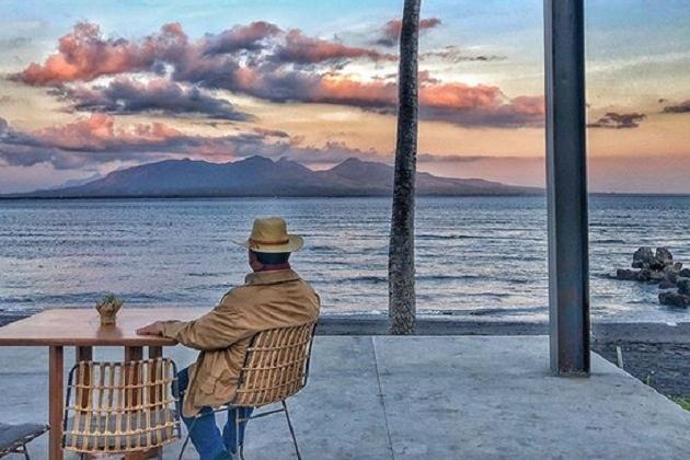 Foto Prabowo di Pantai Hebohkan Netizen: Kau Ciptakan Dunia Ini...