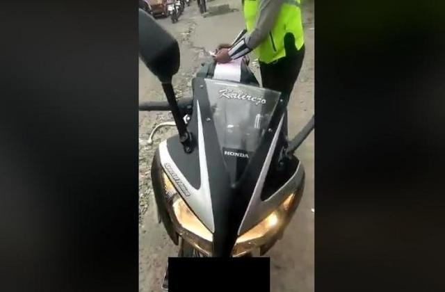 Dituduh Tak Menyalakan Lampu Pemotor Cbr K45 Kebingungan Kena - 