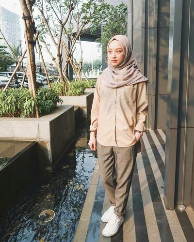 Gak Bikin Penampilan Hijabers Bosan Coba Yuk Padu Padan Celana Warna Khaki Ini