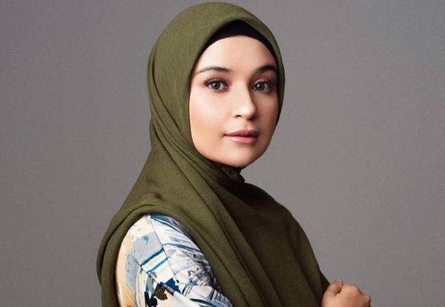 Inspirasi Gaya Berhijab Super Simpel Ala Shireen Sungkar