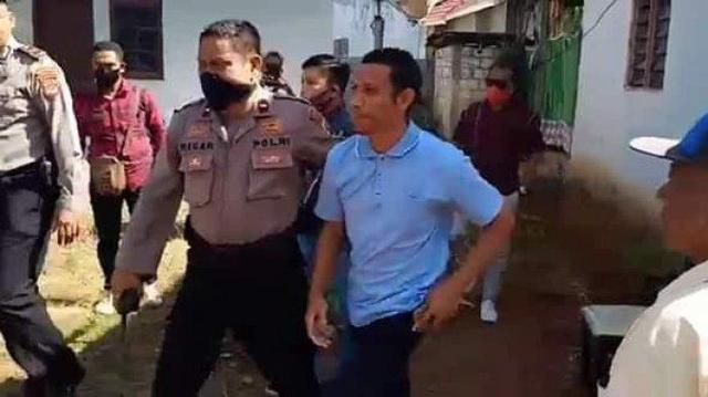 Ketua HTI, Suryadi Koda Bersama Istrinya Diciduk Pihak Kepolisian Polres Kupang Kota