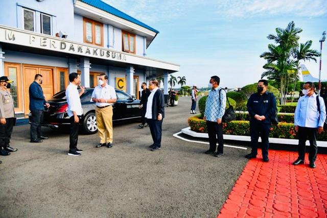 Jokowi Groundbreaking Hilirisasi Batu Bara hingga Bagi BLT di Sumsel