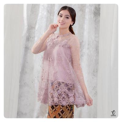 Inspirasi Baju Kebaya Warna Pink yang Simple Tapi Elegan 